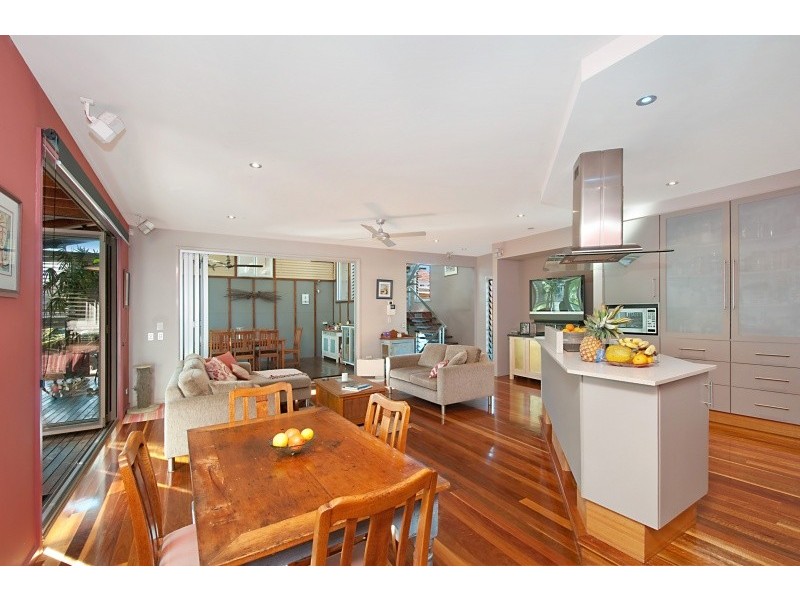 64 Dolphin Avenue, Mermaid Waters QLD 4218