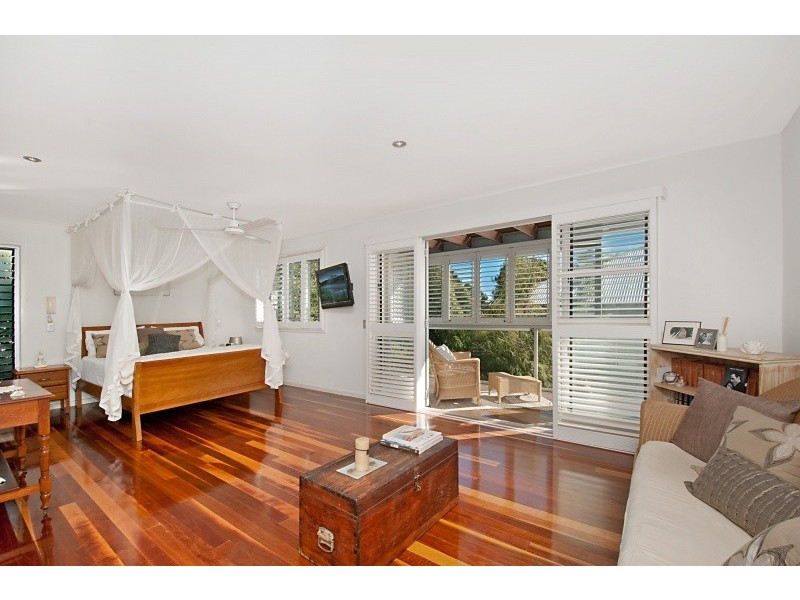 64 Dolphin Avenue, Mermaid Waters QLD 4218