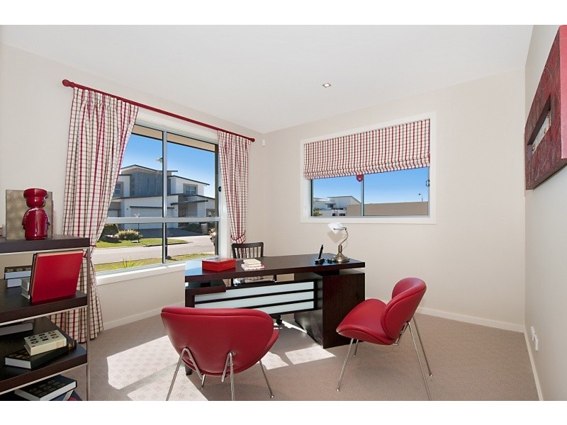 4 Middle Quay Drive, Biggera Waters QLD 4216