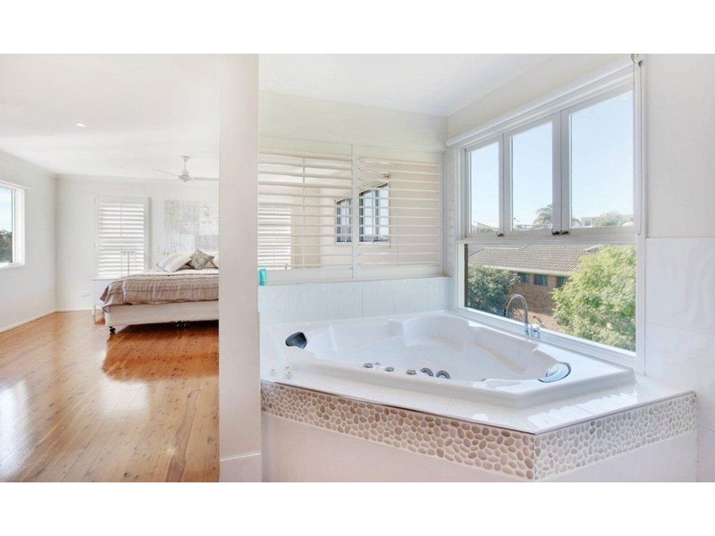 31 Albicore Street, Mermaid Waters QLD 4218