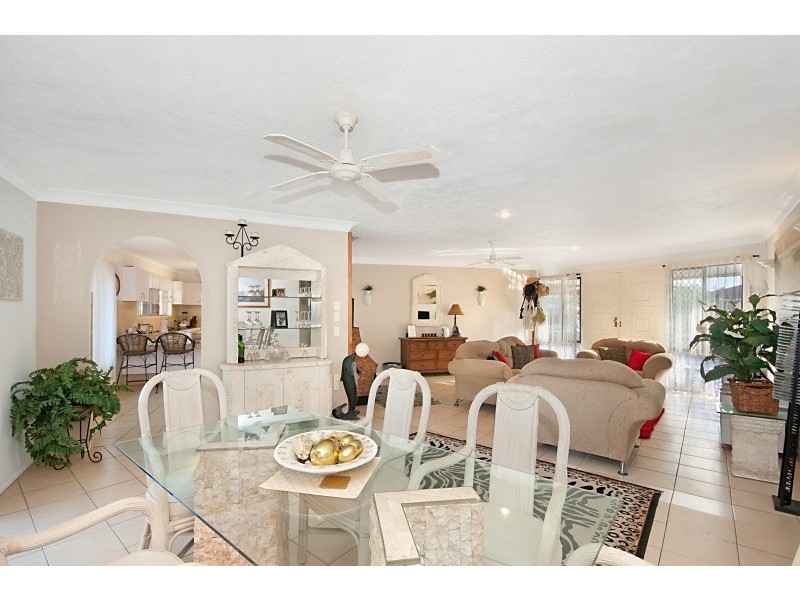 21 Fairsky Avenue, Mermaid Waters QLD 4218