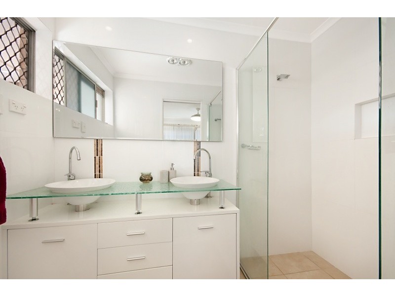 21 Fairsky Avenue, Mermaid Waters QLD 4218