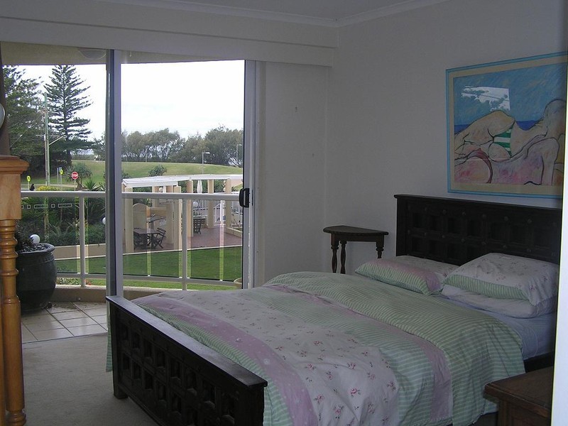 77 Pacific Avenue, Main Beach QLD 4217