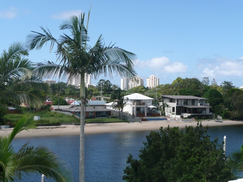 Unit @ 11 Eady Avenue, Broadbeach Waters QLD 4218
