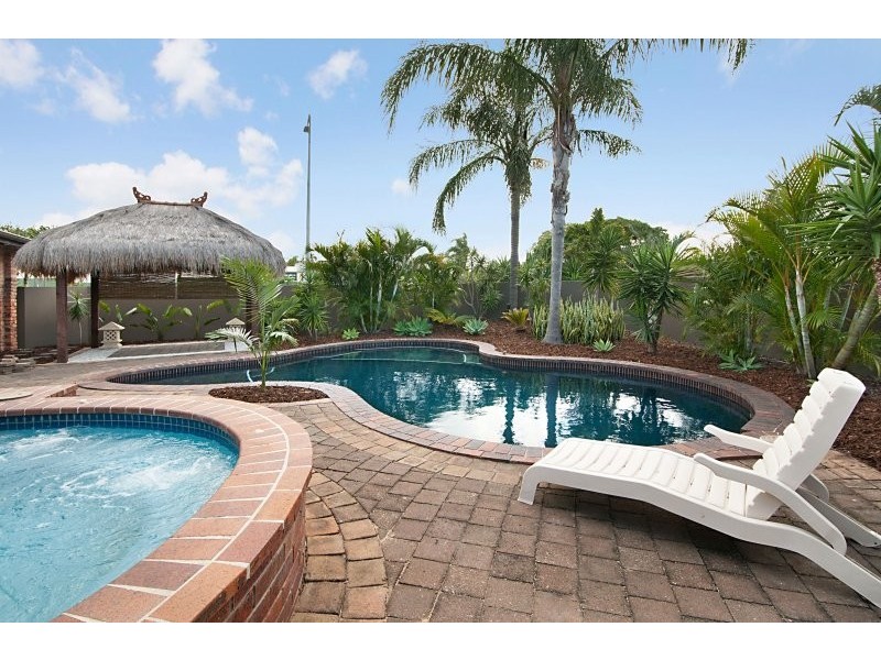 1 Sundowner Court, Mermaid Waters QLD 4218
