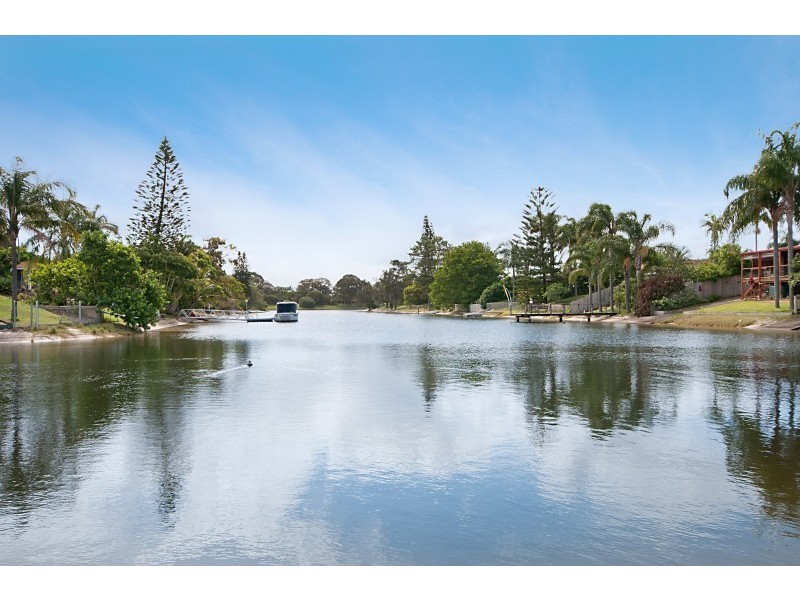 52 Alec Avenue, Mermaid Waters QLD 4218