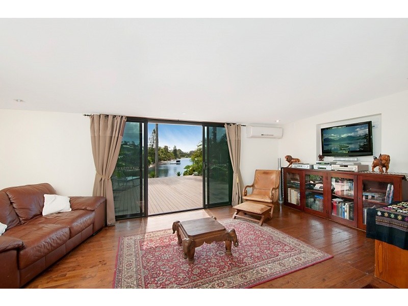 52 Alec Avenue, Mermaid Waters QLD 4218