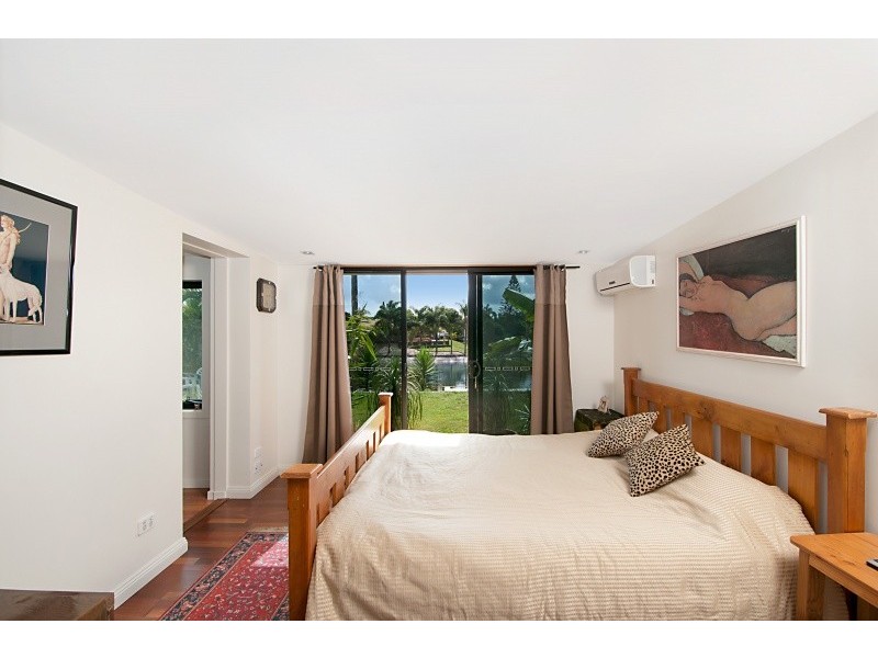 52 Alec Avenue, Mermaid Waters QLD 4218