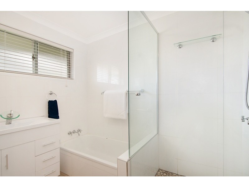 52 Alec Avenue, Mermaid Waters QLD 4218