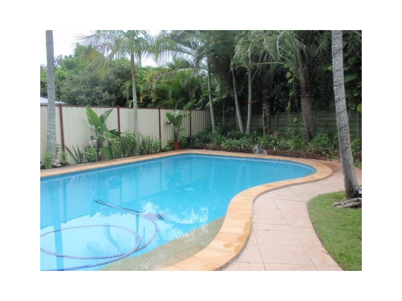 8 Sumach Place, Palm Beach QLD 4221