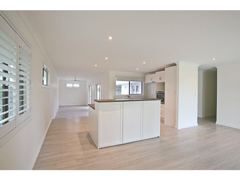 42 Alec Avenue, Mermaid Waters QLD 4218