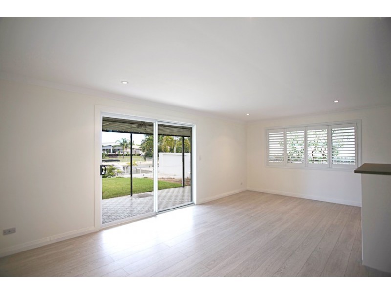 42 Alec Avenue, Mermaid Waters QLD 4218