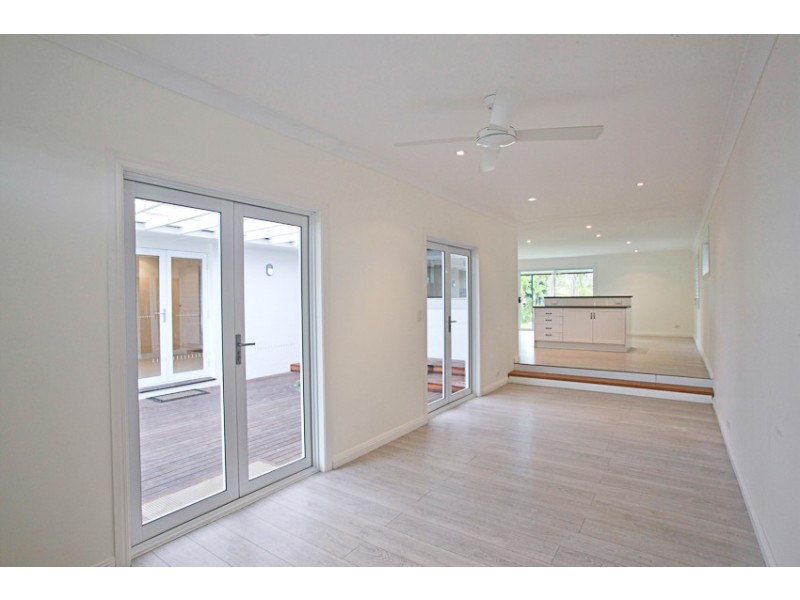 42 Alec Avenue, Mermaid Waters QLD 4218