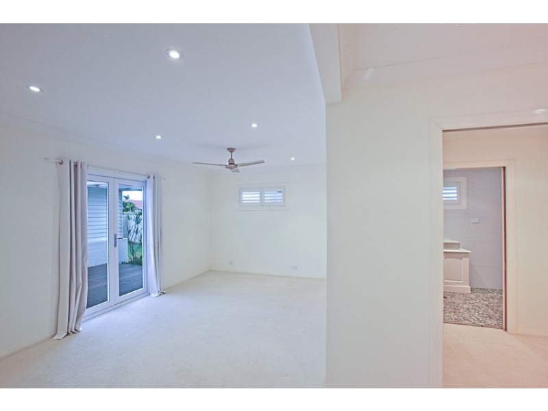 42 Alec Avenue, Mermaid Waters QLD 4218