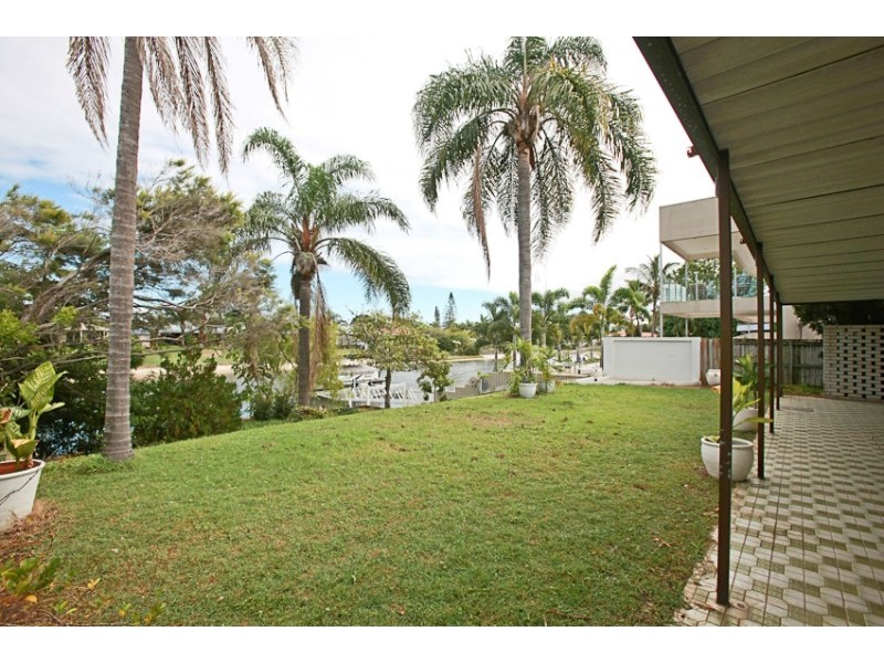 42 Alec Avenue, Mermaid Waters QLD 4218