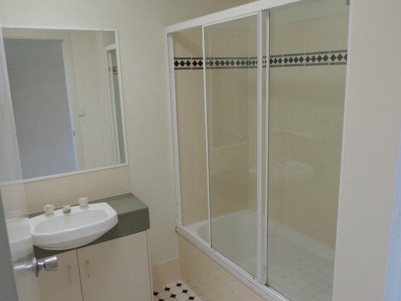4/7 Santa Cruz Boulevard, Clear Island Waters QLD 4226