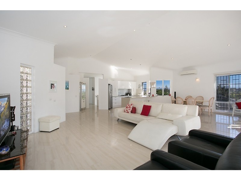32 Brakes Crescent, Miami QLD 4220