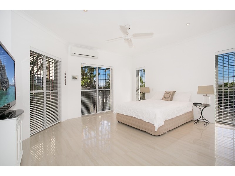 32 Brakes Crescent, Miami QLD 4220