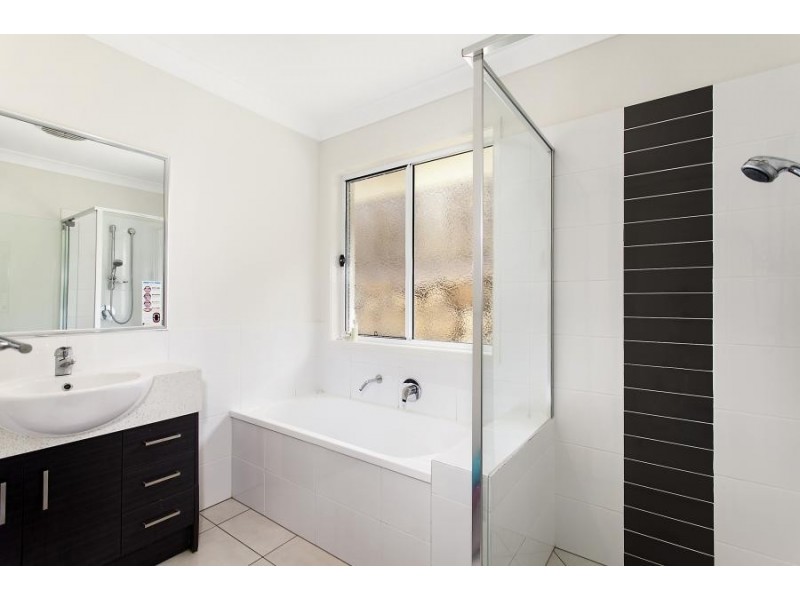 51 Barrington St, Pacific Pines QLD 4211