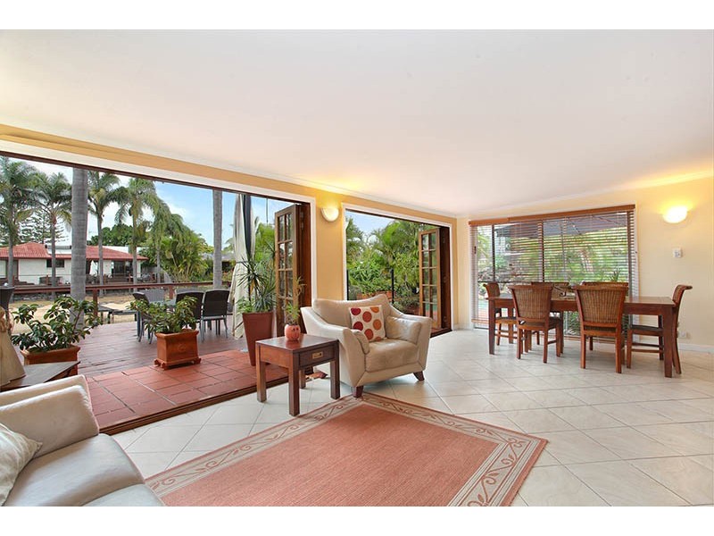 6 Palmetto Court, Broadbeach Waters QLD 4218
