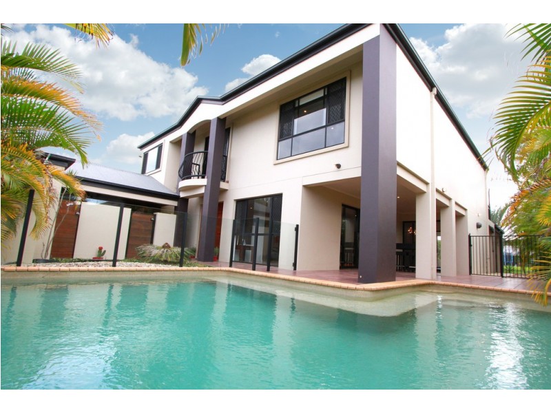 11 Summerland Key, Broadbeach Waters QLD 4218