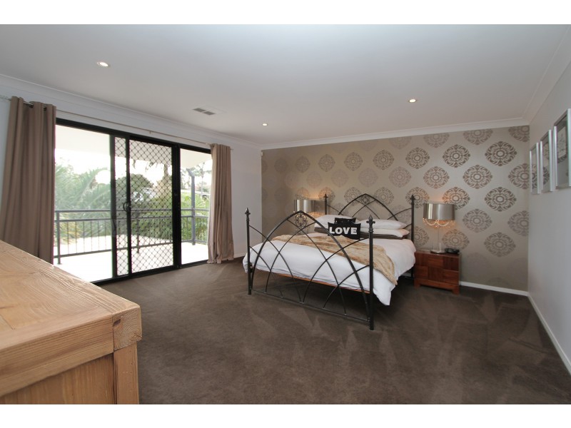 11 Summerland Key, Broadbeach Waters QLD 4218