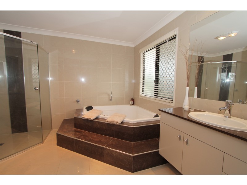 11 Summerland Key, Broadbeach Waters QLD 4218