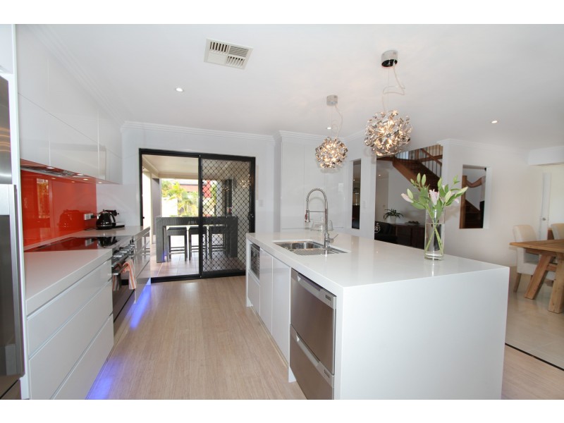 11 Summerland Key, Broadbeach Waters QLD 4218