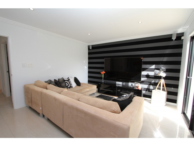11 Summerland Key, Broadbeach Waters QLD 4218