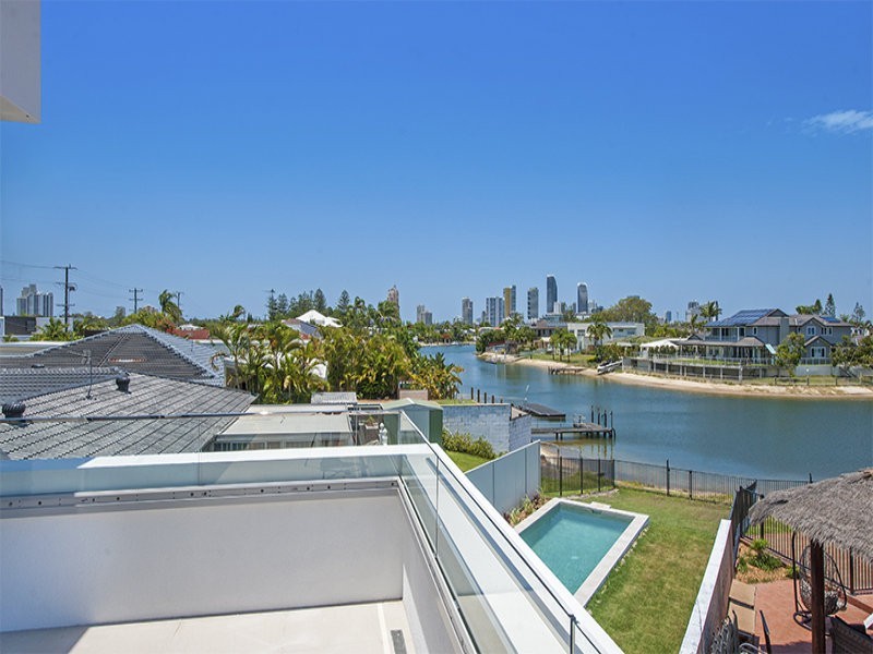2A Meredith Drive, Broadbeach Waters QLD 4218