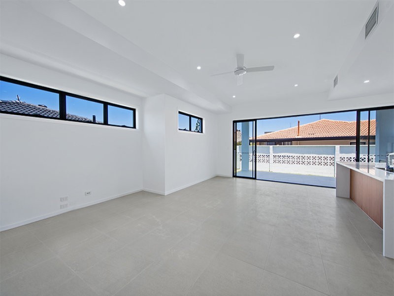 2A Meredith Drive, Broadbeach Waters QLD 4218