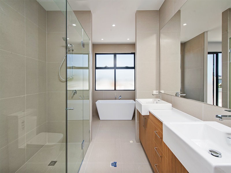 2A Meredith Drive, Broadbeach Waters QLD 4218
