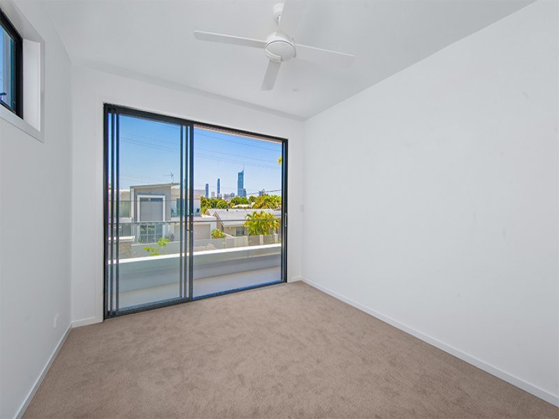 2A Meredith Drive, Broadbeach Waters QLD 4218