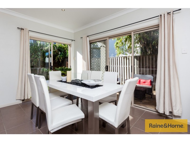 42 Azzurra Drive, Varsity Lakes QLD 4227