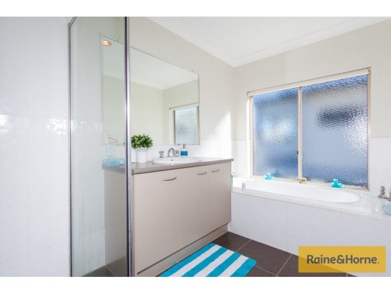 42 Azzurra Drive, Varsity Lakes QLD 4227