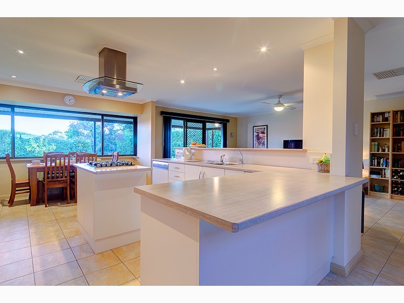 10 Daveys Road, Flagstaff Hill SA 5159