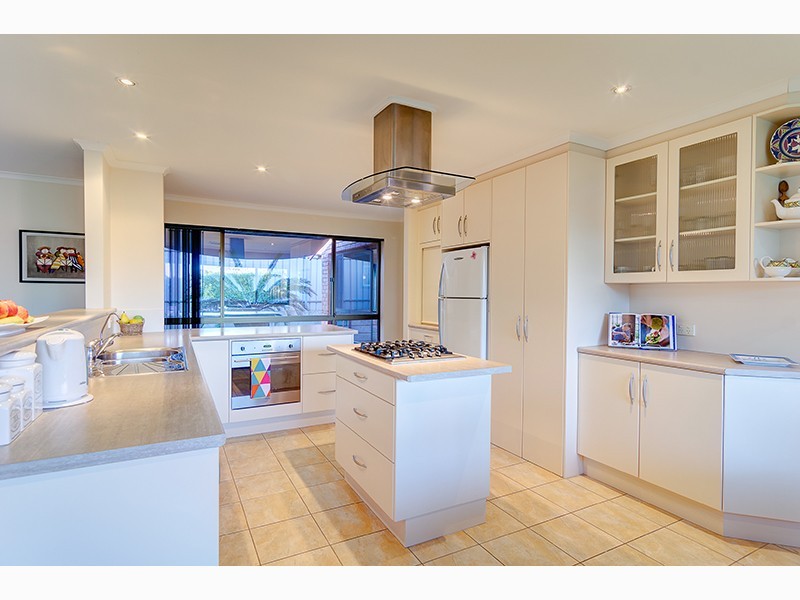 10 Daveys Road, Flagstaff Hill SA 5159