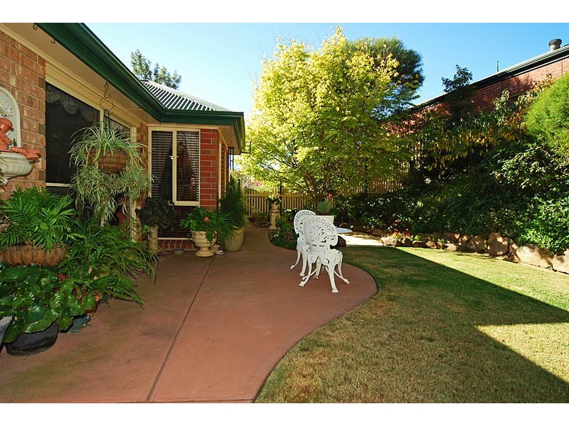 6 Dunalbyn Drive, Aberfoyle Park SA 5159