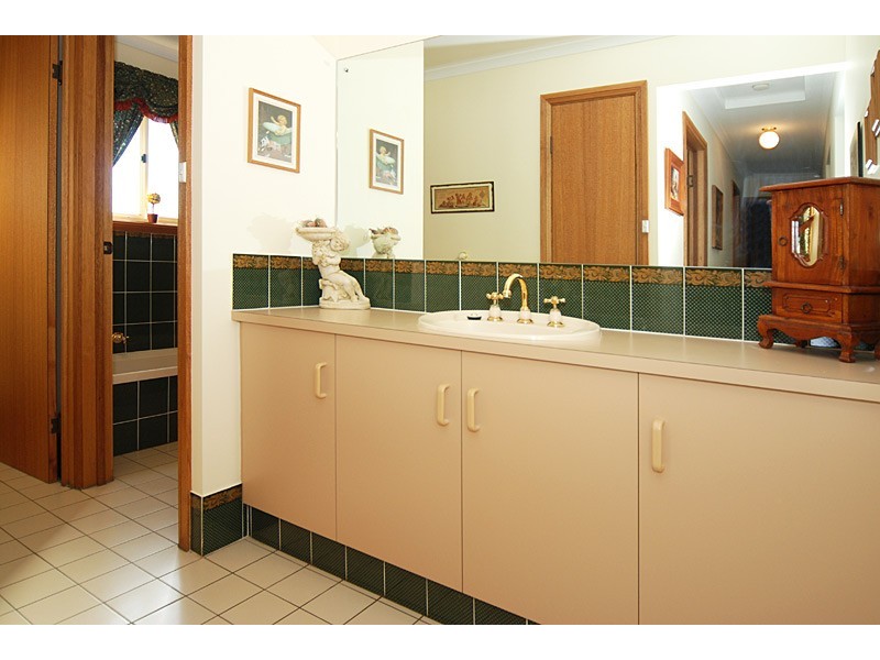 6 Dunalbyn Drive, Aberfoyle Park SA 5159