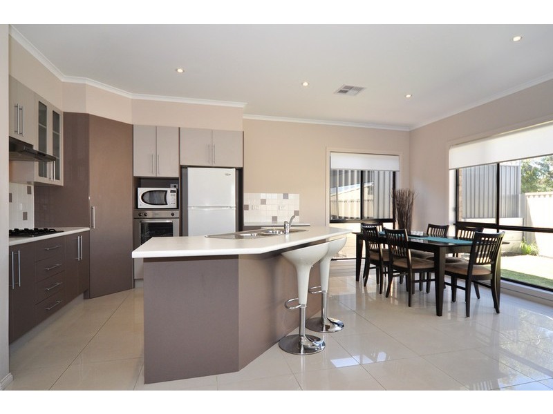 4 Bishops Hill Road, Happy Valley SA 5159