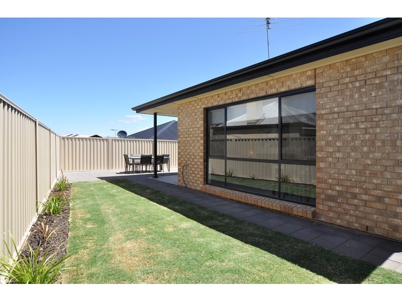 4 Bishops Hill Road, Happy Valley SA 5159