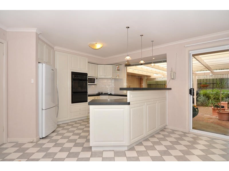 17 Crossdale Drive, Aberfoyle Park SA 5159