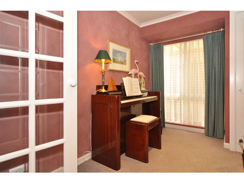 17 Crossdale Drive, Aberfoyle Park SA 5159