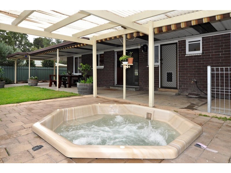 15 Reid Avenue, Aberfoyle Park SA 5159