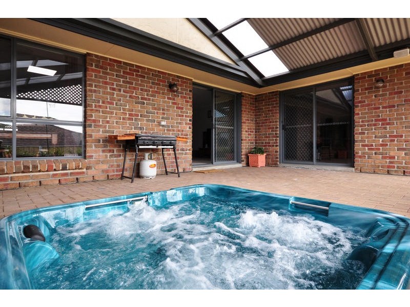 22 Crossdale Drive, Aberfoyle Park SA 5159