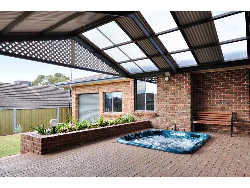 22 Crossdale Drive, Aberfoyle Park SA 5159