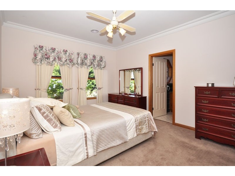 5 Brookside Walk, Aberfoyle Park SA 5159