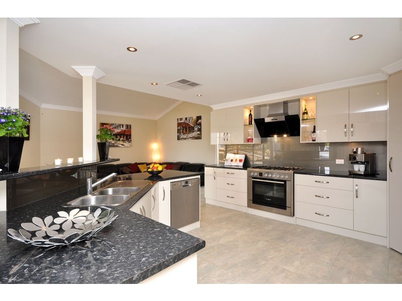 1 Kevin Court, Happy Valley SA 5159