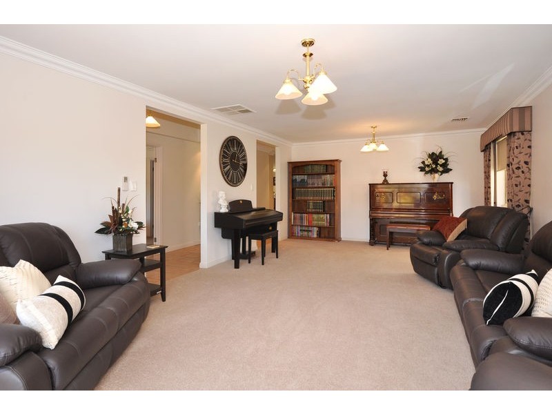 2 Nicholas Walk, Aberfoyle Park SA 5159