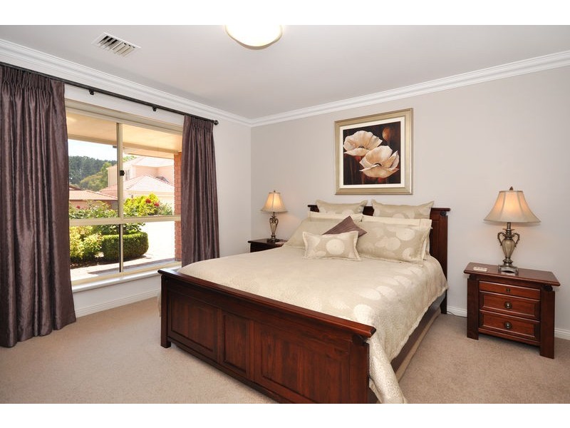 2 Nicholas Walk, Aberfoyle Park SA 5159
